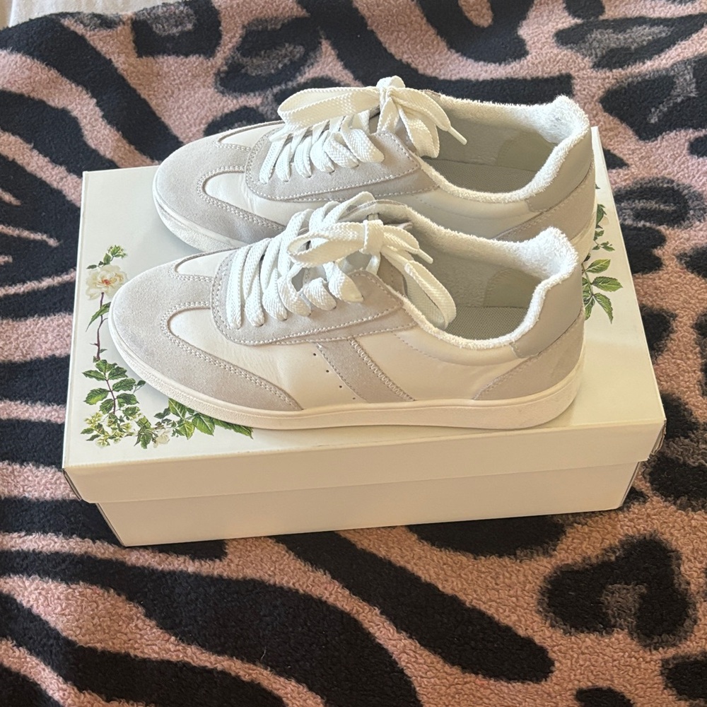 Chelsea & Violet Leather Sneakers in Fog White
